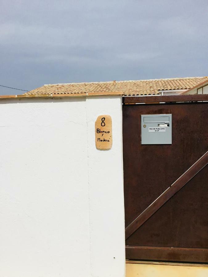 Gite Blanco Y Madera Narbonne Bagian luar foto