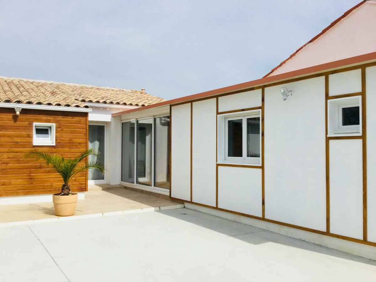 Gite Blanco Y Madera Narbonne Bagian luar foto