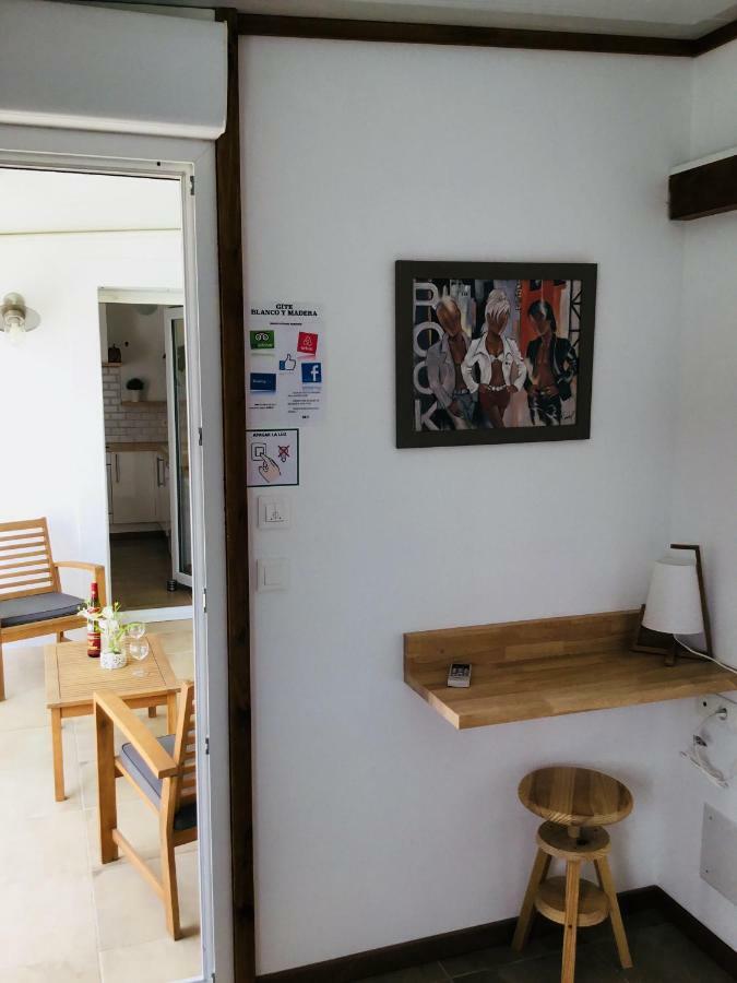 Gite Blanco Y Madera Narbonne Bagian luar foto